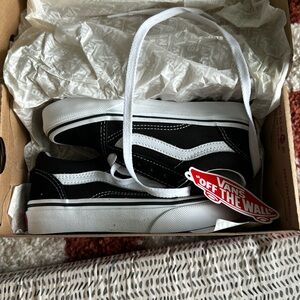 Brand new with box size 11.5 old skool kids vans